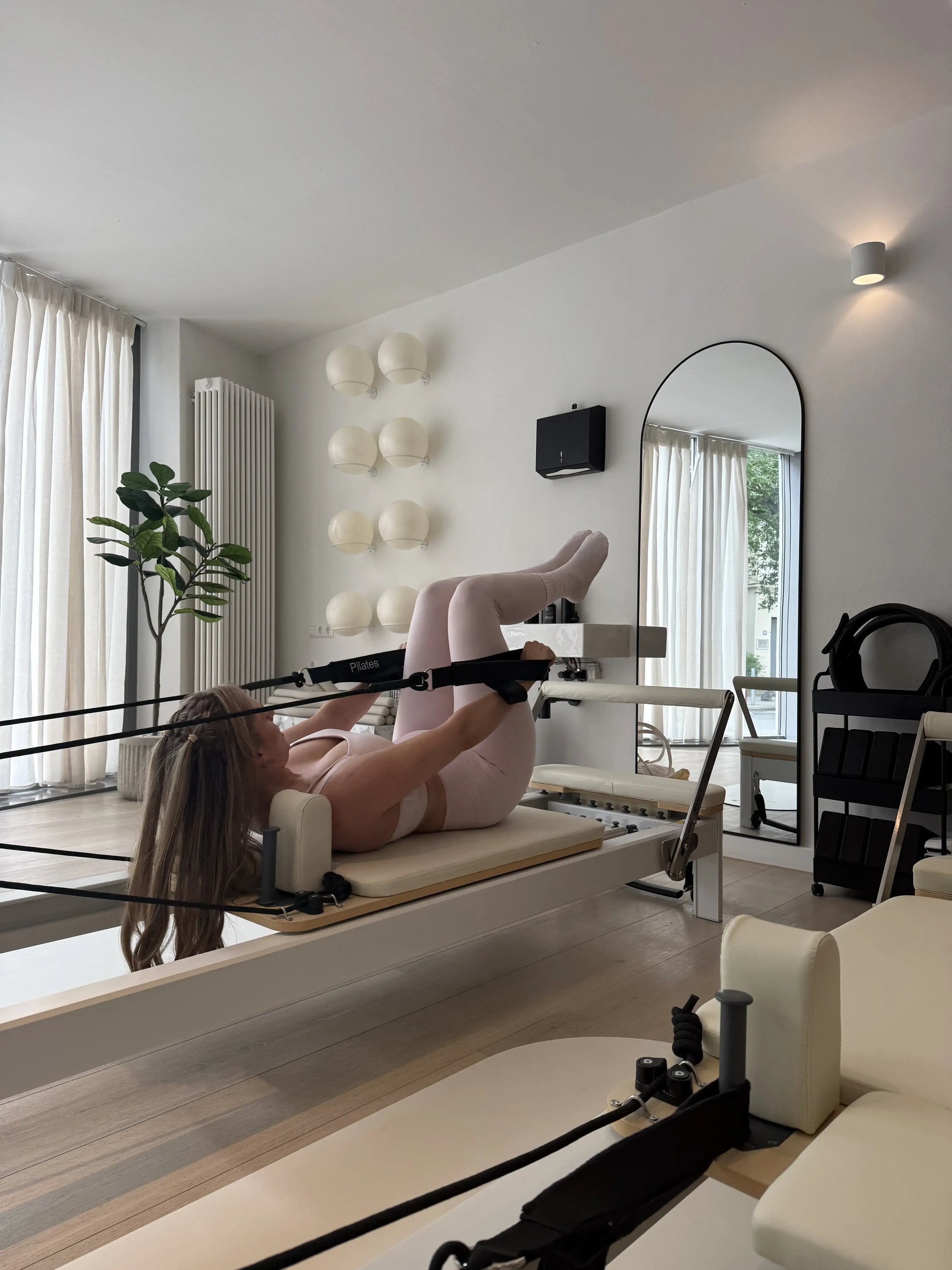 Eine Frau beim Reformer Pilates Training