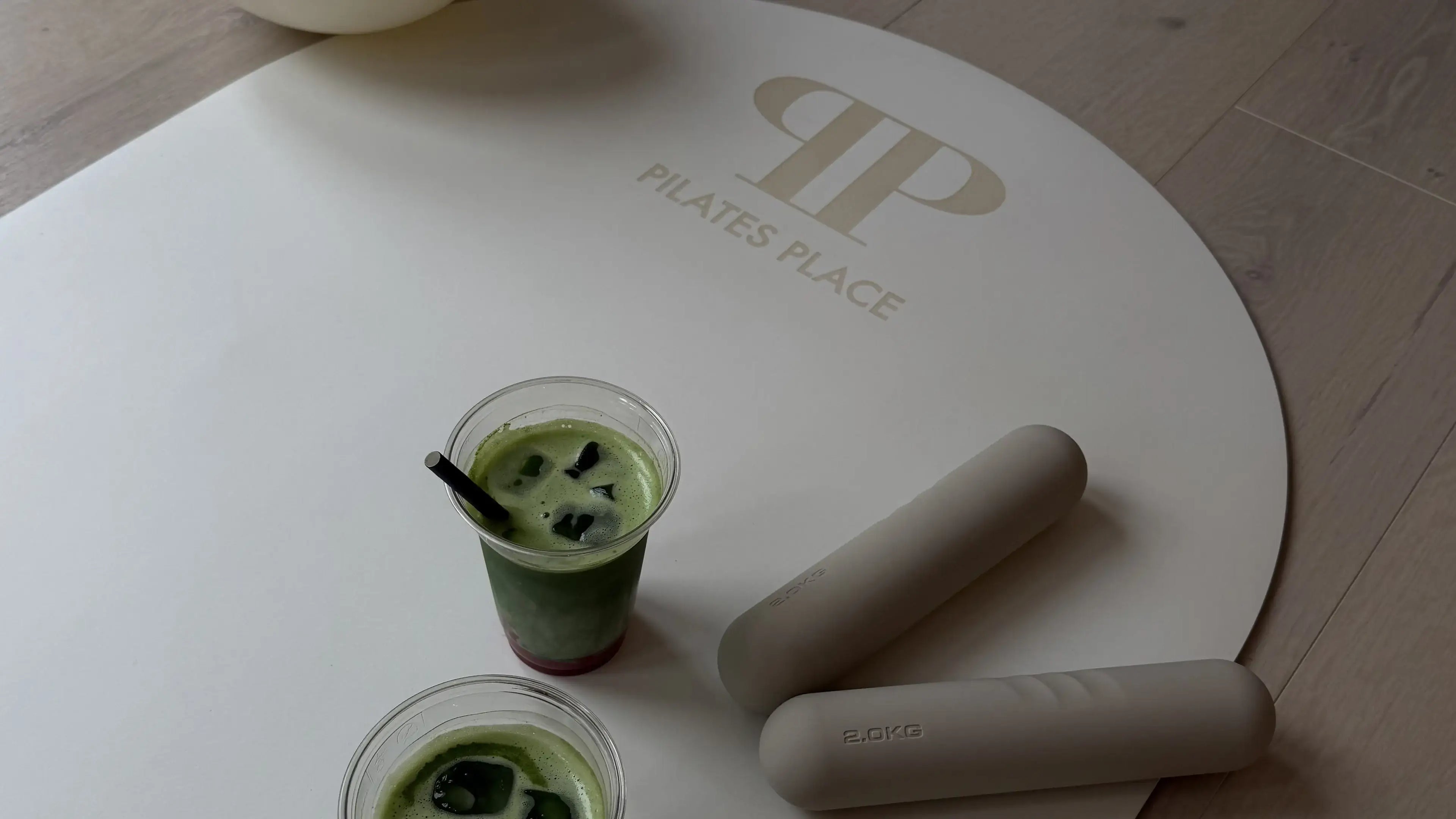 Mattenpilates mit Gewichten