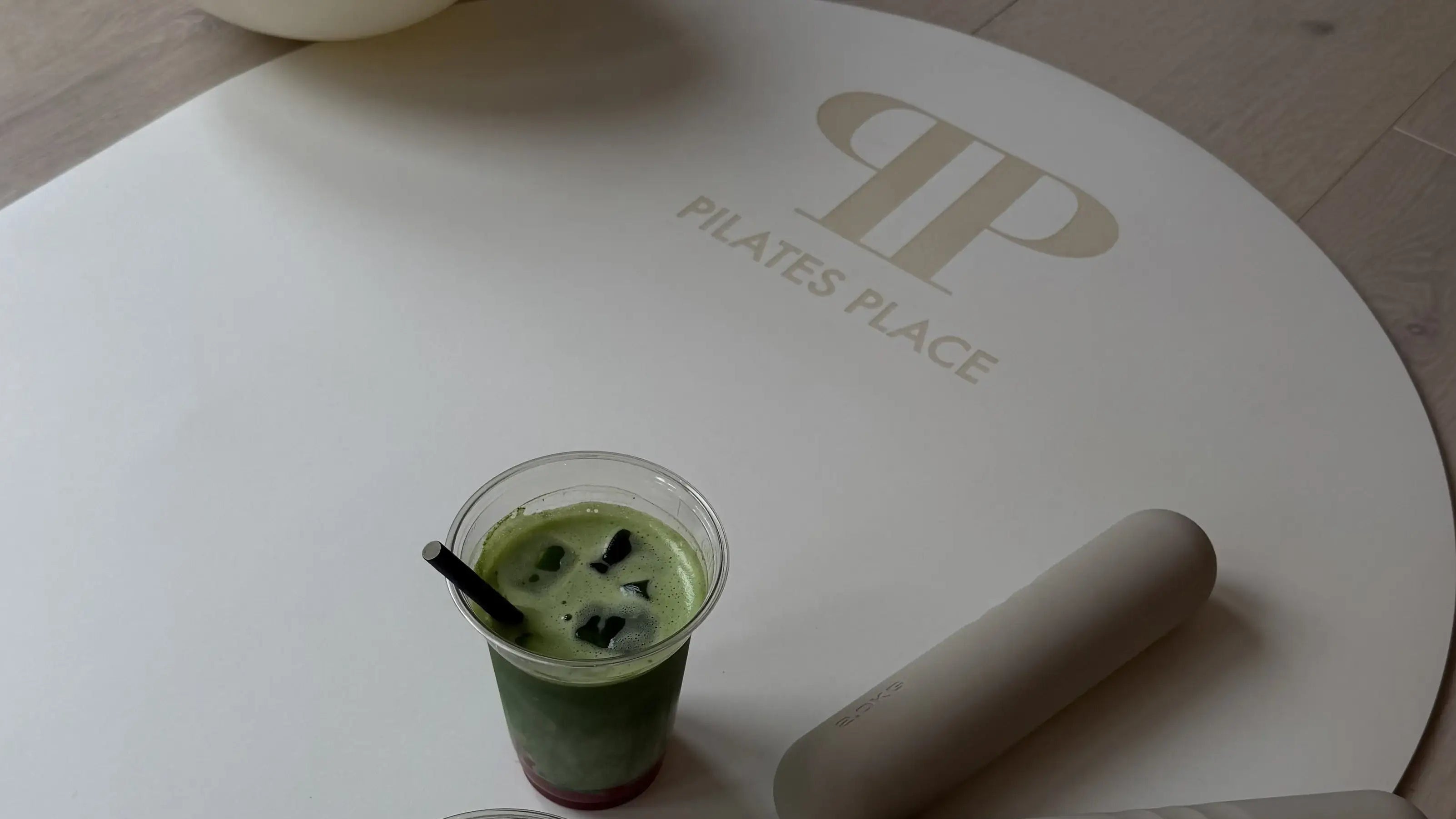 Mattenpilates mit Gewichten