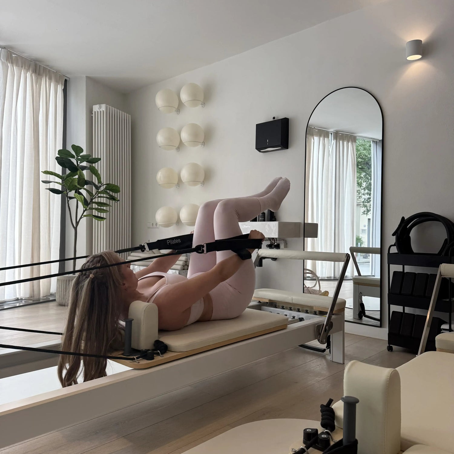Eine Frau beim Reformer Pilates Training