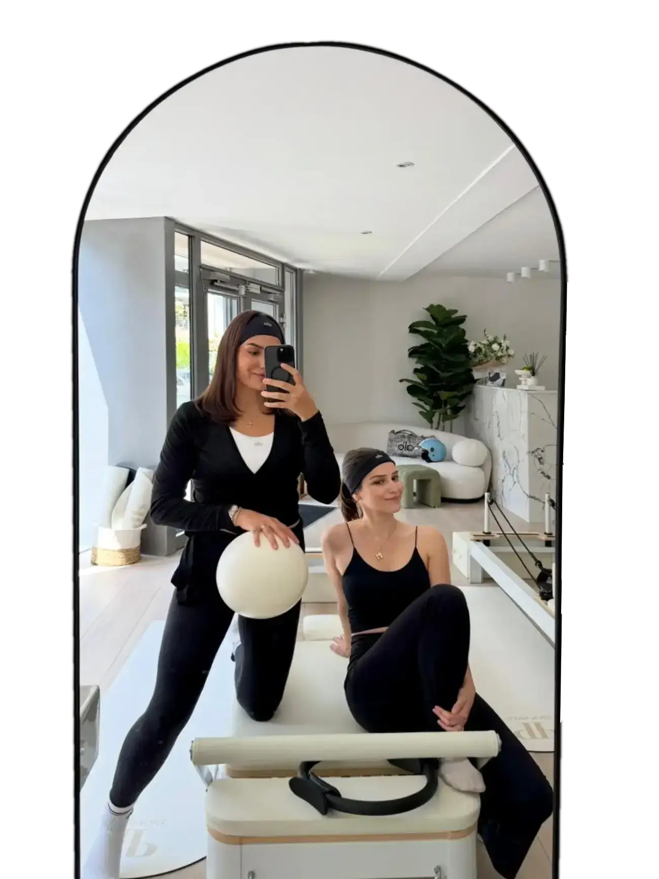 Traierin Melis und Inhaberin Tatev vor dem Spiegel